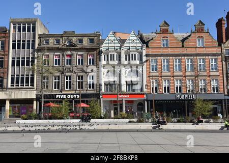 Blick auf die traditionelle Architektur und die historische Geschichte der Geschäfte auf dem alten Marktplatz im Stadtzentrum von Nottingham, England Stockfoto