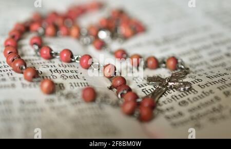 Rosenkranz Gebetsperlen auf einem alten deutschen Psalmbuch schließen Nach oben Stockfoto