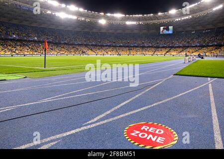 KIEW, UKRAINE - 27. OKTOBER 2020: Rote Zone Zeichen auf dem Boden des NSC Olimpiyskyi Stadion in Kiew während der UEFA Champions League Spiel Schachtar Donetsk V Inter gesehen Stockfoto