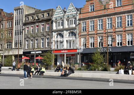 Blick auf die traditionelle Architektur und die historische Geschichte der Geschäfte auf dem alten Marktplatz im Stadtzentrum von Nottingham, England Stockfoto