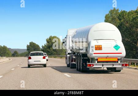 Transport auf der Autobahn mit einem Tankwagen. Stockfoto