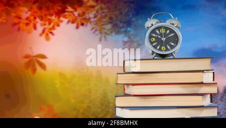 Ein Wecker, der auf einem Stapel von steht Bücher Stockfoto