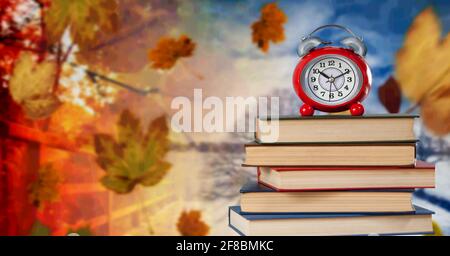 Ein Wecker, der auf einem Stapel von steht Bücher Stockfoto
