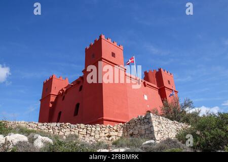 Der rote Turm aus Malta, auch bekannt als St. Agatha’s Tower, wurde 1649 von den Rittern des heiligen Johannes erbaut. Stockfoto