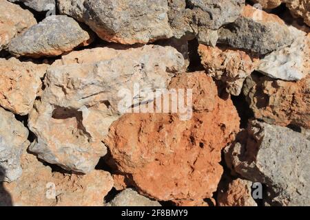 Dunkelbrauner Stein, Felsstruktur aus nächster Nähe Stockfoto