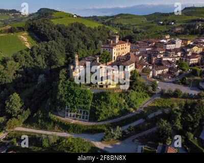 Drohnenansicht des Dorfes Barolo, umgeben von Hügeln Und Weinberge Langhe Land Stockfoto