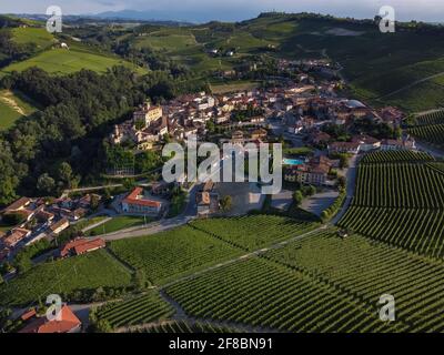 Drohnenansicht des Dorfes Barolo, umgeben von Hügeln Und Weinberge Langhe Land Stockfoto