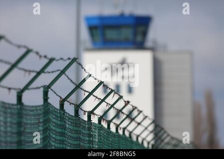 Cochstedt, Deutschland. April 2021. Blick auf den Turm des 'DLR - Nationales Testzentrum für unbemannte Luftfahrtsysteme'. In Cochstedt soll unter Aufsicht des Deutschen Zentrums für Luft- und Raumfahrt (DLR) der Markt für hochwertige Drohnen aus Deutschland vorangetrieben werden. Bis Ende 2022 sollen insgesamt rund 60 Mitarbeiter in Forschung und Betrieb am Standort beschäftigt sein. Bereits Anfang August soll der kommerzielle Flughafen auch in kleinerem Umfang wieder in Betrieb gehen. Quelle: Matthias Bein/dpa-Zentralbild/dpa/Alamy Live News Stockfoto