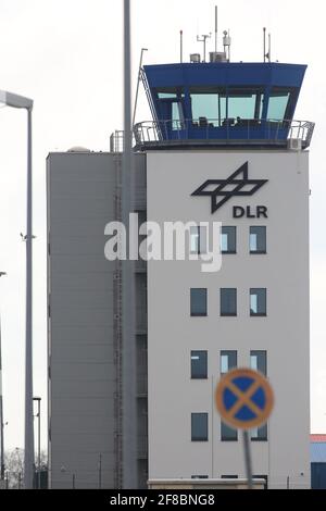 Cochstedt, Deutschland. April 2021. "DLR" ist auf dem Turm des "DLR - Nationales Testzentrum für unbemannte Luftfahrtsysteme" zu lesen. In Cochstedt soll unter Aufsicht des Deutschen Zentrums für Luft- und Raumfahrt (DLR) der Markt für hochwertige Drohnen aus Deutschland vorangetrieben werden. Bis Ende 2022 sollen insgesamt rund 60 Mitarbeiter in Forschung und Betrieb am Standort beschäftigt sein. Bereits Anfang August soll der kommerzielle Flughafen auch in kleinerem Umfang wieder in Betrieb gehen. Quelle: Matthias Bein/dpa-Zentralbild/dpa/Alamy Live News Stockfoto