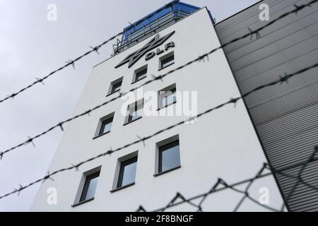 Cochstedt, Deutschland. April 2021. Blick auf den Turm des 'DLR - Nationales Testzentrum für unbemannte Luftfahrtsysteme'. In Cochstedt soll unter Aufsicht des Deutschen Zentrums für Luft- und Raumfahrt (DLR) der Markt für hochwertige Drohnen aus Deutschland vorangetrieben werden. Bis Ende 2022 sollen insgesamt rund 60 Mitarbeiter in Forschung und Betrieb am Standort beschäftigt sein. Bereits Anfang August soll der kommerzielle Flughafen auch in kleinerem Umfang wieder in Betrieb gehen. Quelle: Matthias Bein/dpa-Zentralbild/dpa/Alamy Live News Stockfoto