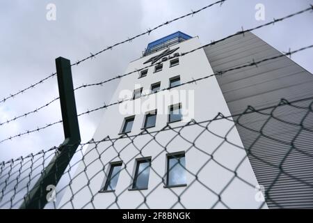 Cochstedt, Deutschland. April 2021. Blick auf den Turm des 'DLR - Nationales Testzentrum für unbemannte Luftfahrtsysteme'. In Cochstedt soll unter Aufsicht des Deutschen Zentrums für Luft- und Raumfahrt (DLR) der Markt für hochwertige Drohnen aus Deutschland vorangetrieben werden. Bis Ende 2022 sollen insgesamt rund 60 Mitarbeiter in Forschung und Betrieb am Standort beschäftigt sein. Bereits Anfang August soll der kommerzielle Flughafen auch in kleinerem Umfang wieder in Betrieb gehen. Quelle: Matthias Bein/dpa-Zentralbild/dpa/Alamy Live News Stockfoto