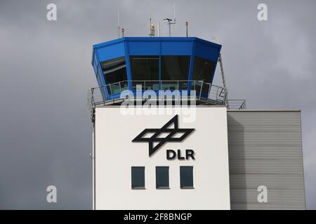 Cochstedt, Deutschland. April 2021. "DLR" ist auf dem Turm des "DLR - Nationales Testzentrum für unbemannte Luftfahrtsysteme" zu lesen. In Cochstedt soll unter Aufsicht des Deutschen Zentrums für Luft- und Raumfahrt (DLR) der Markt für hochwertige Drohnen aus Deutschland vorangetrieben werden. Bis Ende 2022 sollen insgesamt rund 60 Mitarbeiter in Forschung und Betrieb am Standort beschäftigt sein. Bereits Anfang August soll der kommerzielle Flughafen auch in kleinerem Umfang wieder in Betrieb gehen. Quelle: Matthias Bein/dpa-Zentralbild/dpa/Alamy Live News Stockfoto