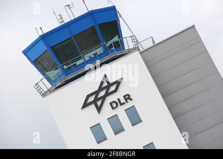 Cochstedt, Deutschland. April 2021. "DLR" ist auf dem Turm des "DLR - Nationales Testzentrum für unbemannte Luftfahrtsysteme" zu lesen. In Cochstedt soll unter Aufsicht des Deutschen Zentrums für Luft- und Raumfahrt (DLR) der Markt für hochwertige Drohnen aus Deutschland vorangetrieben werden. Bis Ende 2022 sollen insgesamt rund 60 Mitarbeiter in Forschung und Betrieb am Standort beschäftigt sein. Bereits Anfang August soll der kommerzielle Flughafen auch in kleinerem Umfang wieder in Betrieb gehen. Quelle: Matthias Bein/dpa-Zentralbild/dpa/Alamy Live News Stockfoto