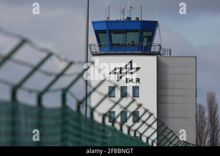 Cochstedt, Deutschland. April 2021. Blick auf den Turm des 'DLR - Nationales Testzentrum für unbemannte Luftfahrtsysteme'. In Cochstedt soll unter Aufsicht des Deutschen Zentrums für Luft- und Raumfahrt (DLR) der Markt für hochwertige Drohnen aus Deutschland vorangetrieben werden. Bis Ende 2022 sollen insgesamt rund 60 Mitarbeiter in Forschung und Betrieb am Standort beschäftigt sein. Bereits Anfang August soll der kommerzielle Flughafen auch in kleinerem Umfang wieder in Betrieb gehen. Quelle: Matthias Bein/dpa-Zentralbild/dpa/Alamy Live News Stockfoto