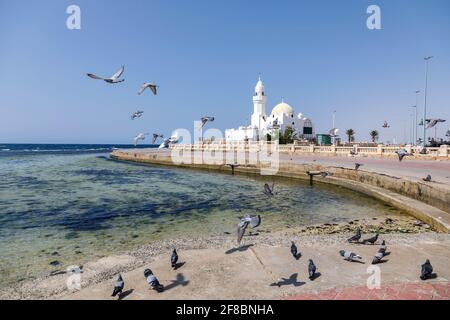 Kleine weiße Moschee an der Corniche direkt am Roten Meer in Jeddah, Saudi-Arabien Stockfoto