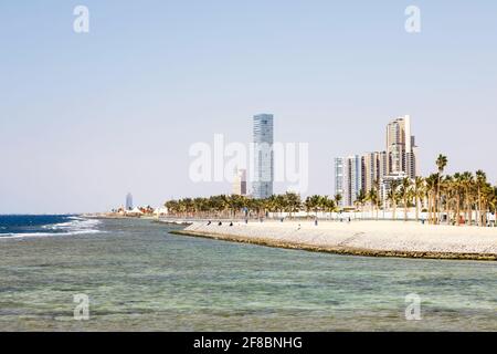 Skyline an der Corniche, Promenade am Ufer des Roten Meeres in der Innenstadt von Jeddah, Saudi-Arabien Stockfoto