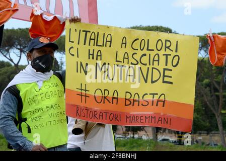 Rom, Italien. April 2021. Protestler mit Plakat Kredit: Unabhängige Fotoagentur/Alamy Live News Stockfoto