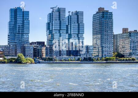 Die drei Jenga-ähnlichen Gebäude aus Glas sind die 416 und 420 Kent Avenue; rechts davon befinden sich die Schaefer Landing North und South, die Flügel der 450 Kent Avenue. Stockfoto