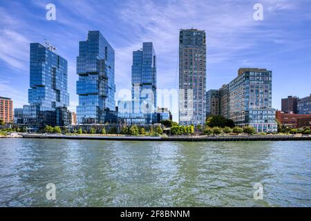 Die drei Jenga-ähnlichen Gebäude aus Glas sind die 416 und 420 Kent Avenue; rechts davon befinden sich die Schaefer Landing North und South, die Flügel der 450 Kent Avenue. Stockfoto