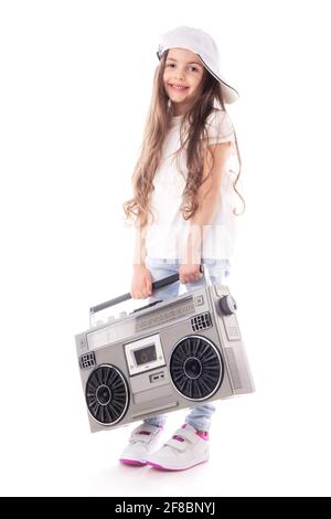 Junge Hip-Hop-Mädchen Musik auf Boombox Retro-Radio hören, Ghetto Blaster, isoliert auf weißem Hintergrund Stockfoto