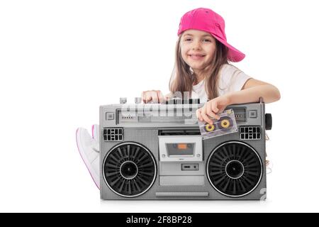 Junge Hip-Hop-Mädchen Musik auf Boombox Retro-Radio hören, Ghetto Blaster, isoliert auf weißem Hintergrund Stockfoto