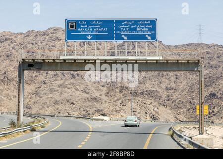 Makkah, Saudi-Arabien, Februar 22 2020: Straßenschild in der Nähe von Mekka, dass nicht-Muslime um die heilige Stadt Mekka in Saudi-Arabien fahren müssen Stockfoto