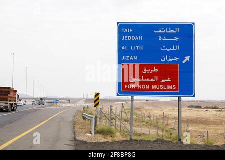 Makkah, Saudi-Arabien, Februar 22 2020: Straßenschild in der Nähe von Mekka, dass nicht-Muslime um die heilige Stadt Mekka in Saudi-Arabien fahren müssen Stockfoto