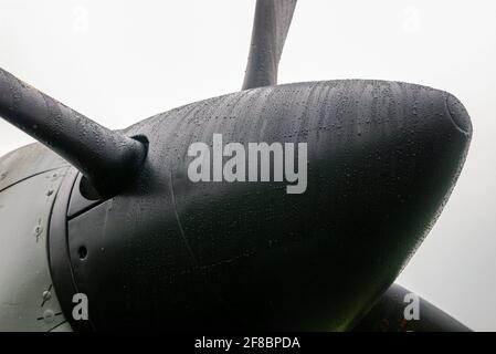 Spinner eines Supermarine Spitfire Kampfflugzeugs aus dem zweiten Weltkrieg an einem grimmigen Regentag. Regentropfen auf der Oberfläche. Schlechtes Wetter verursacht Flugzeugerstornierung Stockfoto