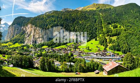 Panorama von Lauterbrunnen mit den Staubbachfällen, Schweiz Stockfoto