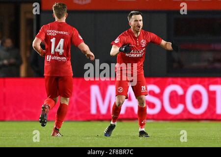 ALMERE, NIEDERLANDE - 12. APRIL: Team von Almere City feiert Ziel von Radinio Balker von Almere City FC (1:1) während der niederländischen Keukenkampioendivisie Stockfoto