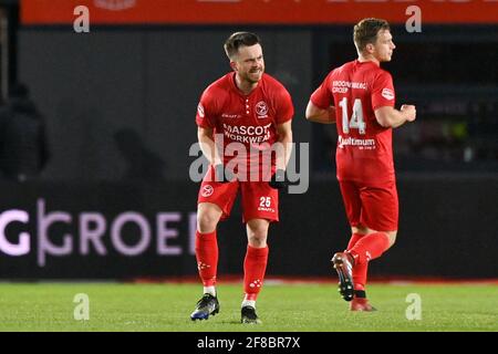 ALMERE, NIEDERLANDE - 12. APRIL: Team von Almere City feiert Ziel von Radinio Balker von Almere City FC (1:1) während der niederländischen Keukenkampioendivisie Stockfoto