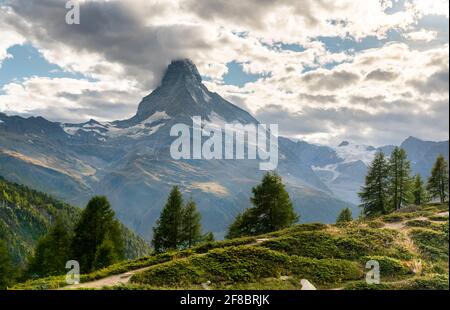 Der Matterhorn Berg von einem Panoramaweg bei Zermatt in Schweiz Stockfoto