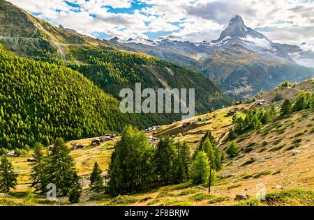 Das Matterhorn von einem Panoramaweg bei Zermatt aus gesehen Stockfoto