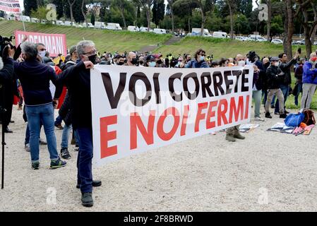 Rom, Italien. April 2021. Demonstranten mit Banner Kredit: Unabhängige Fotoagentur/Alamy Live News Stockfoto