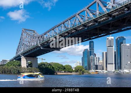 Die Story Brücke über den Brisbane River mit der Brisbane Skyline im Hintergrund darunter Stockfoto