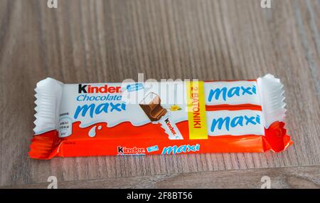 POZNAN, POLEN - 23. Feb 2018: Kinder Chocolate Maxi Bar auf einem Holzhintergrund Stockfoto