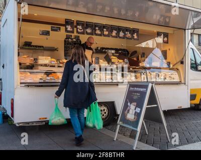 NEUWIED, DEUTSCHLAND - 26. März 2021: Neuwied, Deutschland - 26. März 2021: Ein Marktstand auf einem Bauernmarkt, der eine Vielzahl verschiedener Käsentypen anbietet Stockfoto