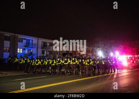 Brooklyn Center, Usa. April 2021. Polizeibeamte der Staatspolizei von Minneapolis kommen vor Ort an, als Demonstranten und Polizeibeamte der Stadt Brooklyn Center am 11. April 2021 im Brooklyn Center, Minnesota, nach dem Erschießungstod von Daunte Wright vor der Polizeiabteilung des Brooklyn Center zusammenprallen. Foto: Chris Tuite/ImageSPACE/Sipa USA Kredit: SIPA USA/Alamy Live News Stockfoto