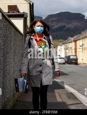 Rhondda, Wales, Großbritannien. April 2021. Leanne Wood AM von Plaid Cymru ist in der Rhondda und wird vor der Abstimmung am 6. Mai 2021 für die Senedd-Wahlen gecancelt.Quelle: Andrew Dowling/Alamy Live News Stockfoto