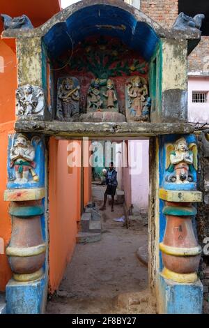 Jeypore, Indien - Februar 2021: Porträt eines Jungen mit einer Kugel am Eingang eines Tempels am 26. Februar 2021 in Jeypore, Odisha, Indien. Stockfoto