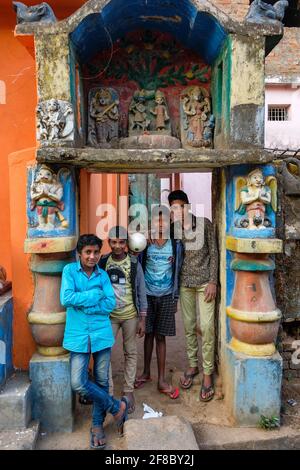 Jeypore, Indien - 2021. Februar: Porträt einiger Kinder am Eingang eines Tempels am 26. Februar 2021 in Jeypore, Odisha, Indien. Stockfoto