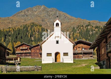 Österreich, Kapelle und Almhütten zu mieten auf der Staller Alm in Osttirol im Villgraten Tal, einem schönen Gebiet im Nationalpark hohe Tauern im Austr Stockfoto
