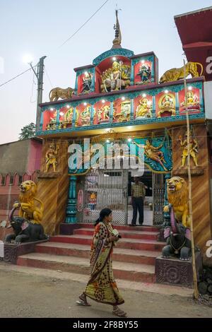 Jeypore, Indien - 2021. Februar: Besucher des Jagannath-Tempels am 26. Februar 2021 in Jeypore, Odisha, Indien. Stockfoto