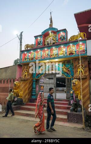 Jeypore, Indien - 2021. Februar: Besucher des Jagannath-Tempels am 26. Februar 2021 in Jeypore, Odisha, Indien. Stockfoto