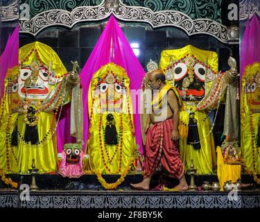 Jeypore, Indien - 2021. Februar: Ein Mönch bereitet sich am 26. Februar 2021 im Jagannath-Tempel in Jeypore, Odisha, Indien, auf das Gebet vor. Stockfoto