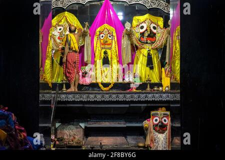 Jeypore, Indien - 2021. Februar: Ein Mönch bereitet sich am 26. Februar 2021 im Jagannath-Tempel in Jeypore, Odisha, Indien, auf das Gebet vor. Stockfoto