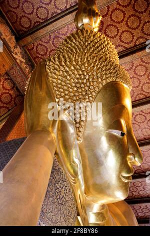 Riesige goldene liegende Buddha-Statue im Wat Pho oder Wat Phra Chetuphon in Bangkok, Thailand Stockfoto