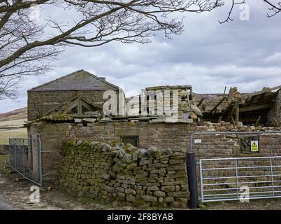 Blick auf den jetzt verwelkenden Round Hill Farmkomplex links Zerfallen Stockfoto