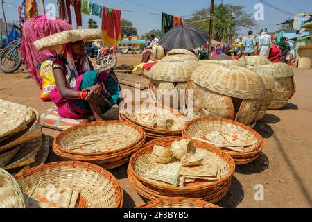 Jagdalpur, Indien - Februar 2021: Adivasi-Frauen auf dem Jagdalpur Wochenmarkt am 28. Februar 2021 in Chhattisgarh, Indien. Stockfoto