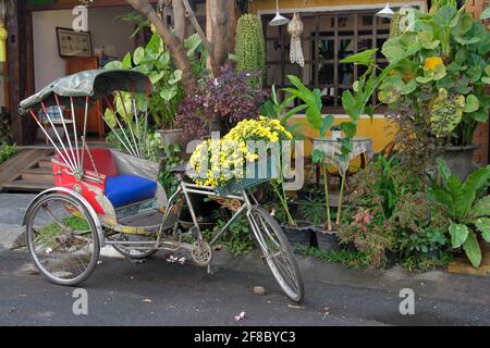Fahrrad oder Rikscha vor dem Gästehaus mit Blumen in Chiang Mai, Thailand Stockfoto
